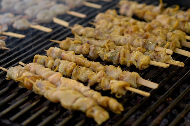 Brochetas de pulpo en un festival de comida callejera