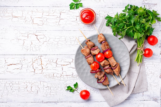 Brochetas de shish kebab a la plancha con tomate