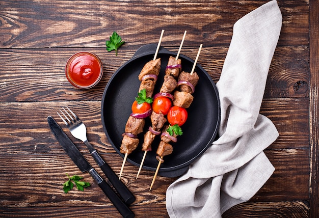 Brochetas de shish kebab a la plancha con tomate