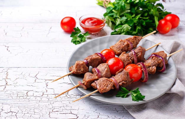 Brochetas de shish kebab a la plancha con tomate