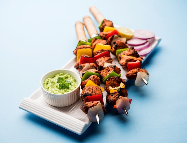 Brochetas tikka de pollo indio, marinado en especias y yogur y asado en tandoor