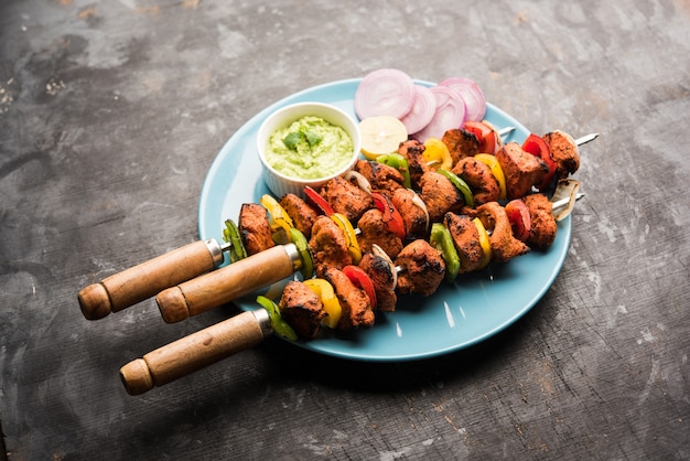 Brochetas tikka de pollo indio, marinado en especias y yogur y asado en tandoor