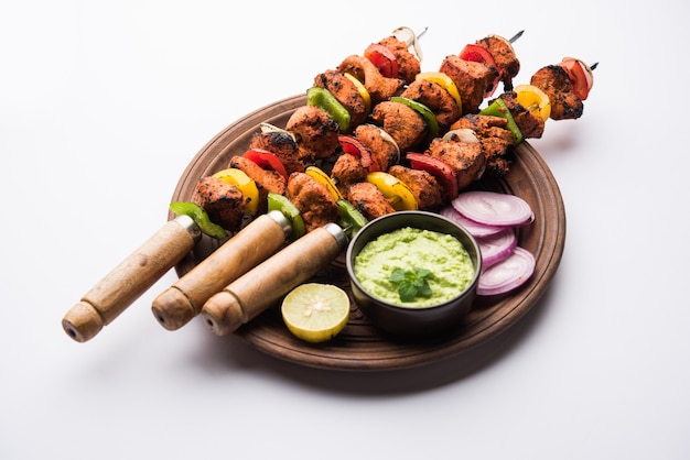 Brochetas tikka de pollo indio, marinado en especias y yogur y asado en tandoor