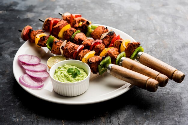 Brochetas tikka de pollo indio, marinado en especias y yogur y asado en tandoor