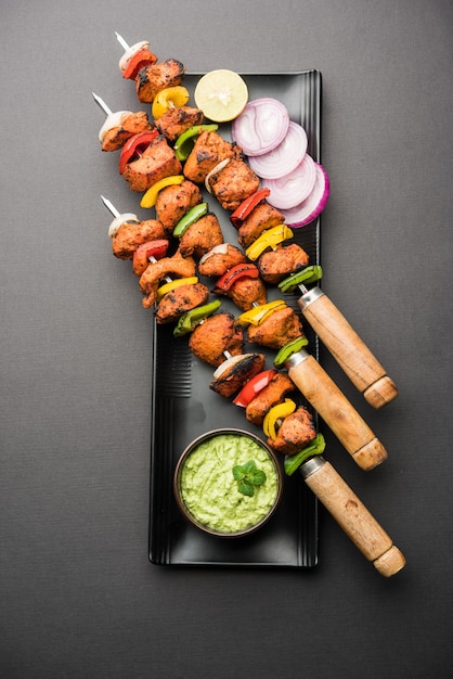 Brochetas tikka de pollo indio, marinado en especias y yogur y asado en tandoor