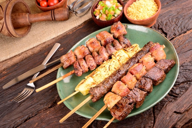 Brochetas variadas a la parrilla