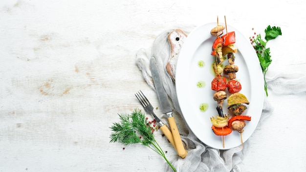 Brochetas de vegetales Verduras a la parrilla champiñones pimientos tomates y cebollas