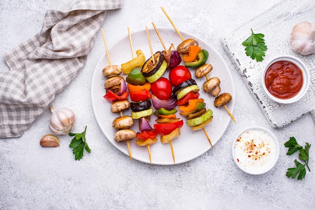 Brochetas vegetarianas con diferentes verduras a la plancha