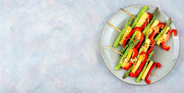 Brochetas de verduras en brochetas espacio para texto