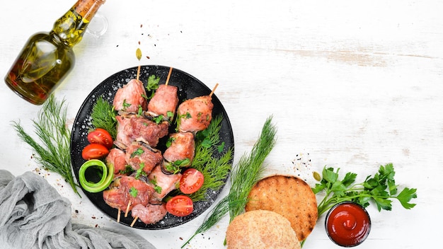 Brochetas con verduras Kebab en un plato negro Vista superior Espacio de copia libre