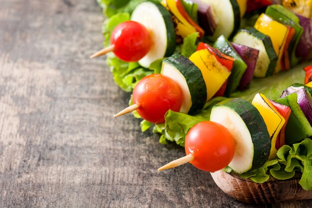 Brochetas de verduras en la mesa de madera de cerca