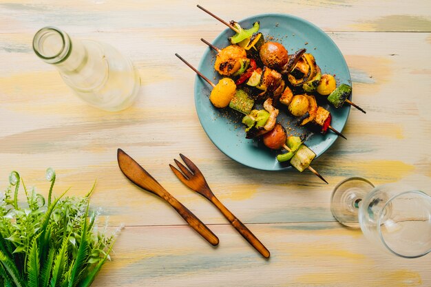 Foto brochetas de verduras en la mesa de madera. vegano, dieta vegetariana.