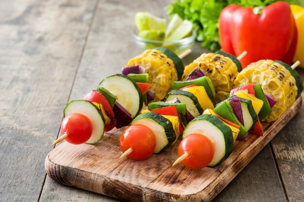 Brochetas de verduras en una mesa rústica