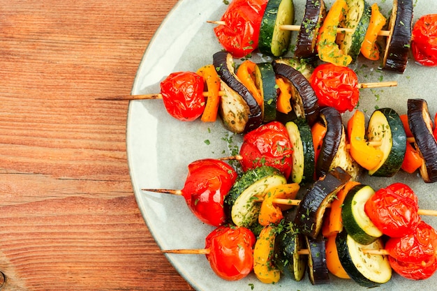 Brochetas de verduras en palo de madera