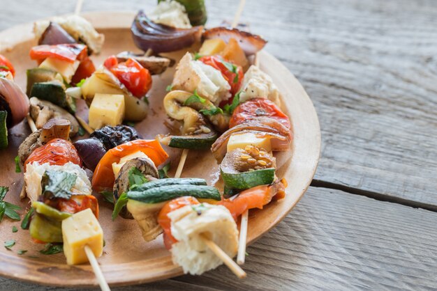 Brochetas de verduras a la plancha en el plato