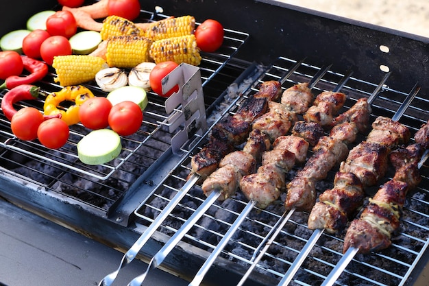 Brochetas y verduras en primer plano de la parrilla de la barbacoa