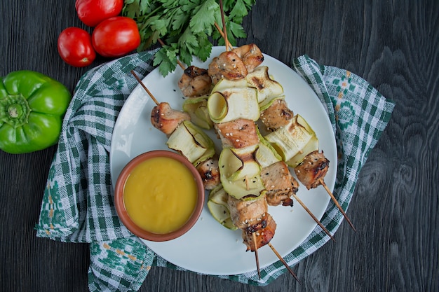 Brochetas de verduras, salsa y hierbas.