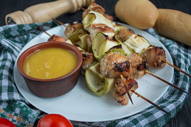 Brochetas de verduras, salsa y hierbas.