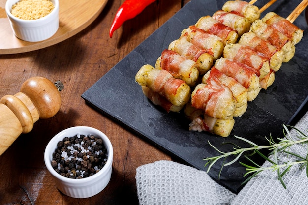 Brochetas de yuca envueltas en tocino medallón de yuca