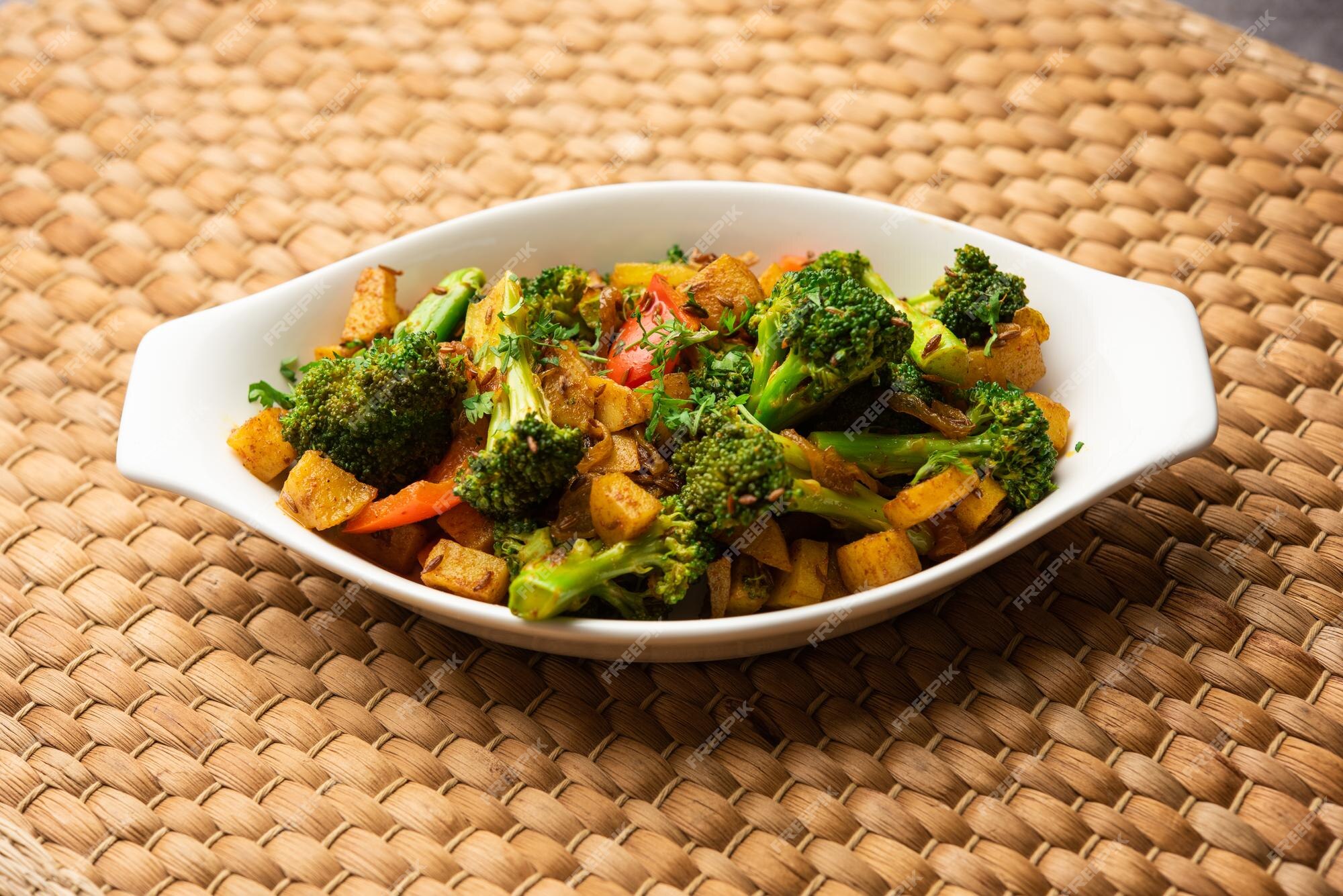 Brócoli al estilo indio y aloo poriyal o receta de vegetales salteados de  brócoli y papas del sur de la india | Foto Premium