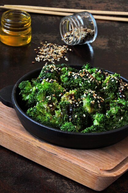 Brócoli al horno en una sartén de hierro fundido.