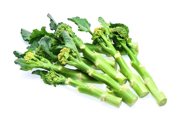 Brócoli bebé Broccolini aislado sobre fondo blanco.