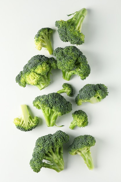 Brócoli en blanco, vista desde arriba. Vegetal fresco