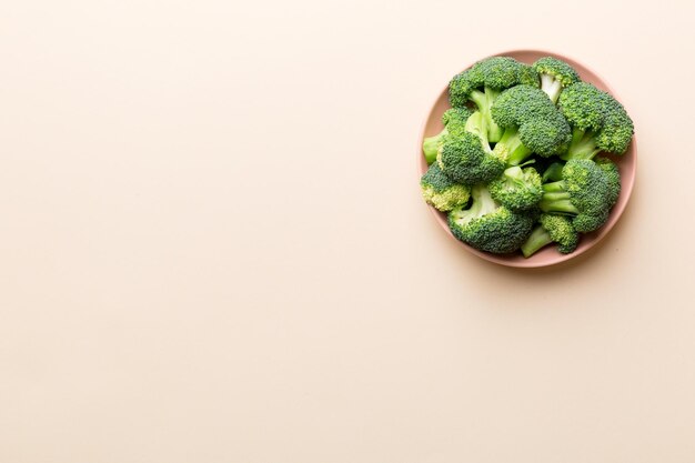 Brócoli de brócoli verde fresco en un tazón sobre fondo de color cerrar Verduras frescas