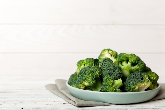 Brócoli de brócoli verde fresco en un tazón sobre fondo de color cerrar Verduras frescas