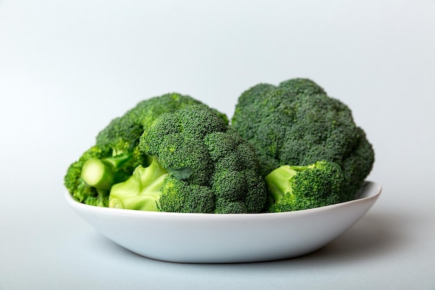 Brócoli de brócoli verde fresco en un tazón sobre fondo de color cerrar Verduras frescas