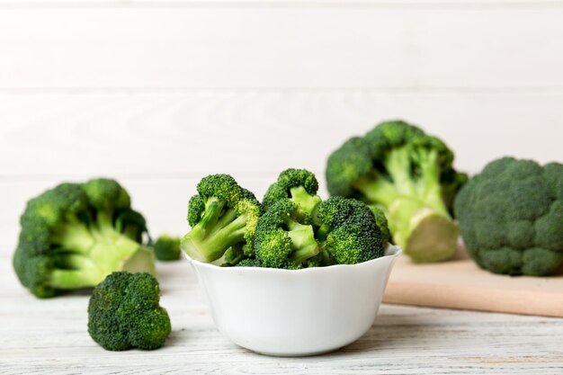 Brócoli de brócoli verde fresco en un tazón sobre fondo de color cerrar Verduras frescas