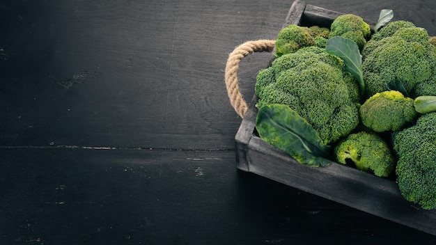 Brócoli en una caja de madera Comida saludable Sobre un fondo de madera Vista superior Espacio de copia