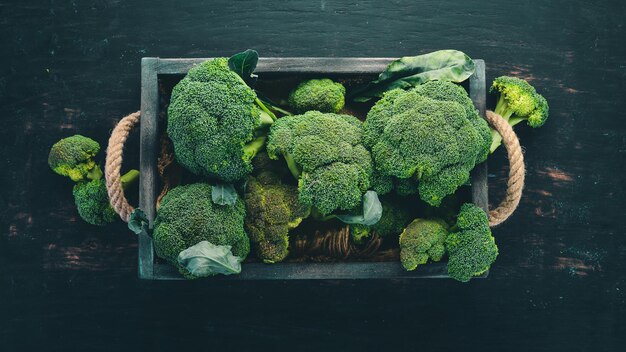 Brócoli en una caja de madera Comida saludable Sobre un fondo de madera Vista superior Espacio de copia