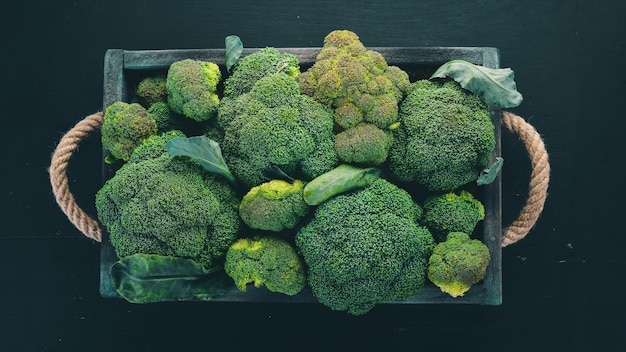 Brócoli en una caja de madera Comida saludable Sobre un fondo de madera Vista superior Espacio de copia