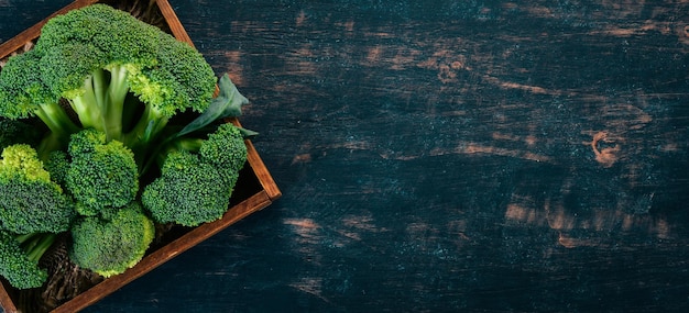 Brócoli en una caja de madera Comida saludable Sobre un fondo de madera Vista superior Espacio de copia