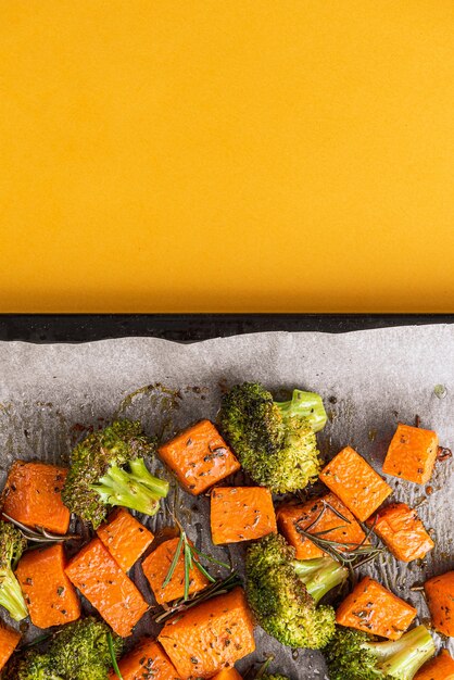 Brócoli y calabaza al horno. concepto de comida sana y deliciosa.