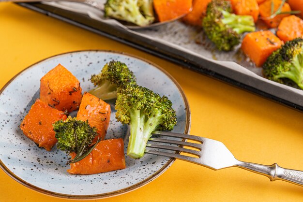 Brócoli y calabaza al horno. concepto de comida sana y deliciosa.