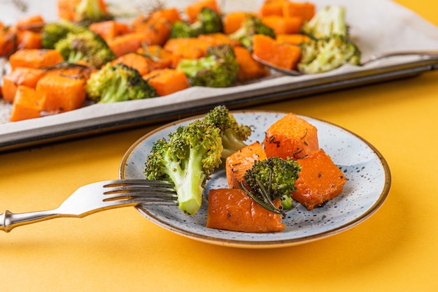 Brócoli y calabaza al horno. concepto de comida sana y deliciosa.