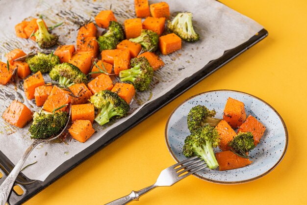 Brócoli y calabaza al horno. concepto de comida sana y deliciosa.