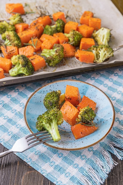 Brócoli y calabaza al horno. concepto de comida sana y deliciosa.