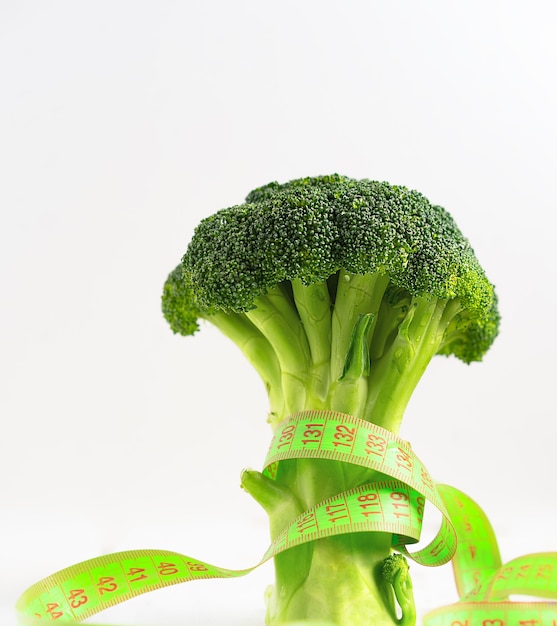 Brócoli con cinta métrica, dieta, adelgazamiento, conteo de calorías, vegetarianismo. Foto de alta calidad