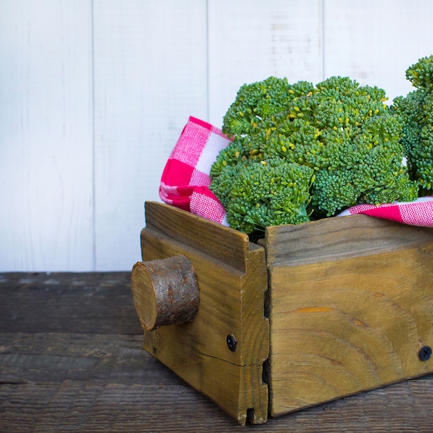 Brócoli en un fondo de caja de madera