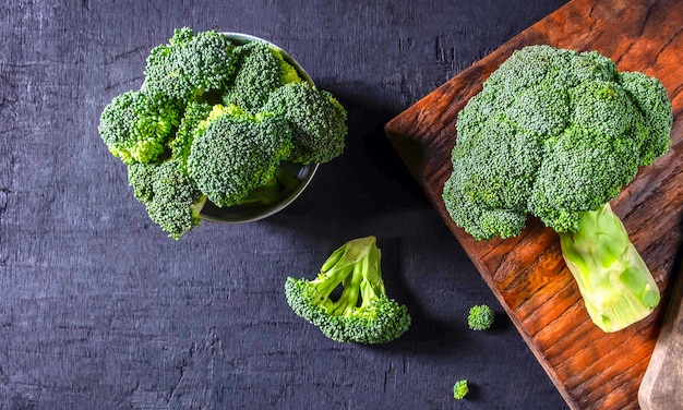 Brócoli fresco para cocinar en una mesa de maderaverduras saludablesvista superior