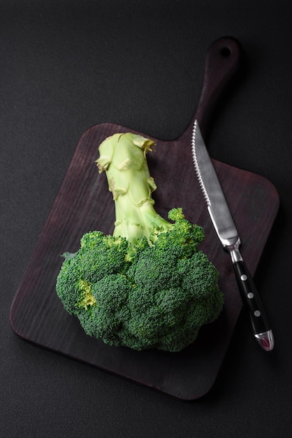 Brócoli fresco crudo en una mesa de cocina casera negra
