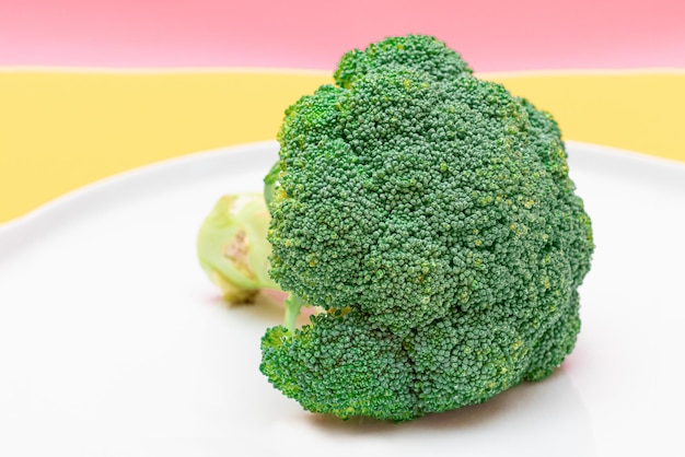 Brócoli fresco y crudo en un plato blanco repollo verde crudo
