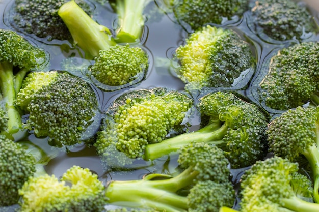 Brócoli fresco empapado en agua