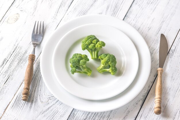 Brócoli fresco en el plato blanco