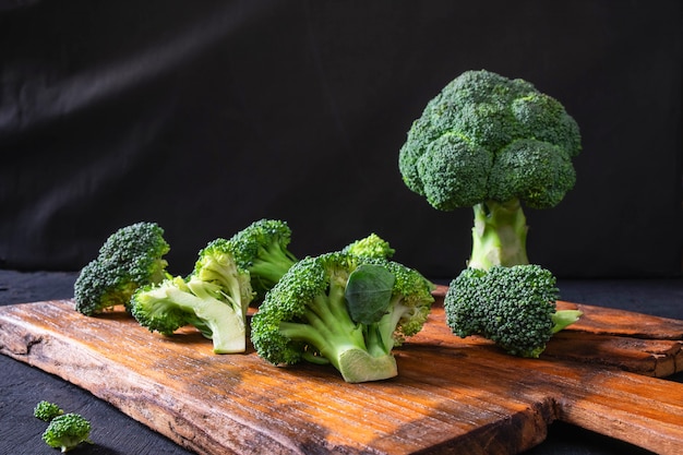 Brócoli fresco en una tabla de cortar de madera