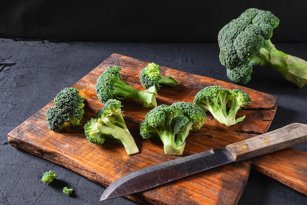 Brócoli fresco en una tabla de cortar de madera