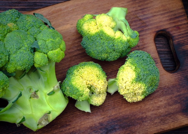 Brócoli fresco en el tablero de la cocina
